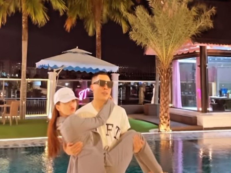 Ông trùm chân dài bế bổng Ngọc Trinh, chế lời bài hát thành: "Mang vợ về cho mẹ, mang vợ về cho mẹ, đừng mang ưu phiền về cho mẹ".