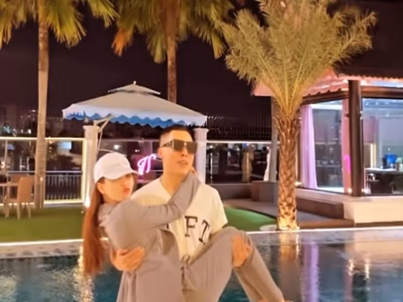 Ông trùm chân dài bế bổng Ngọc Trinh, chế lời bài hát thành: "Mang vợ về cho mẹ, mang vợ về cho mẹ, đừng mang ưu phiền về cho mẹ".