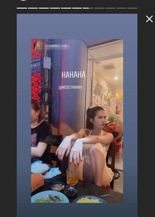 Ngồi ăn uống, Ngọc Trinh để hai chân lên ghế nên bị một số cư dân mạng chê ngồi kém duyên. Thực tế, đây là dáng ngồi thương hiệu của Ngọc Trinh.