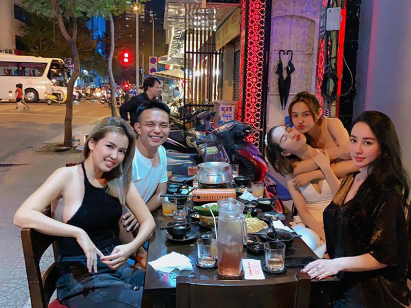 Sau nghi vấn tình cảm tan vỡ, Ngọc Trinh tỏ ra vui vẻ.