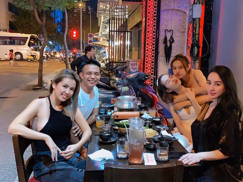 Sau nghi vấn tình cảm tan vỡ, Ngọc Trinh tỏ ra vui vẻ.