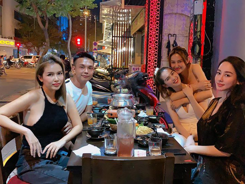 Hình ảnh Ngọc Trinh tươi rói bên người em thân thiết Linh Chi.