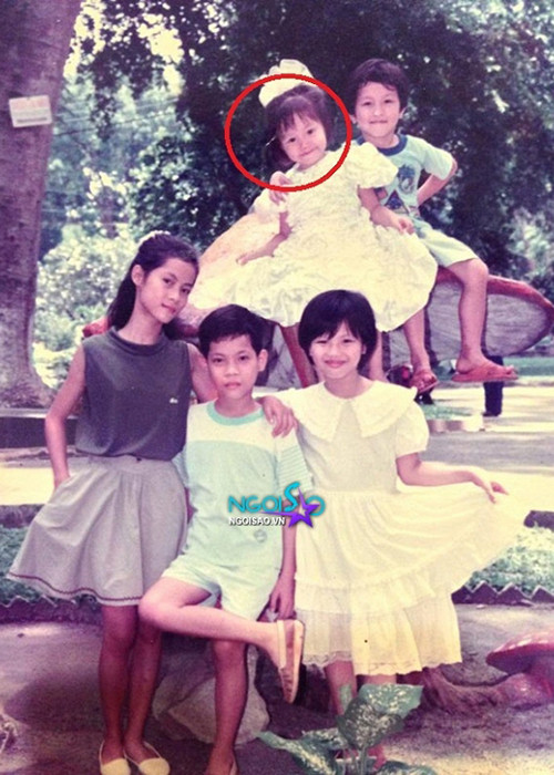 Nữ ca sĩ được bố mẹ cho ăn mặc điệu đà.