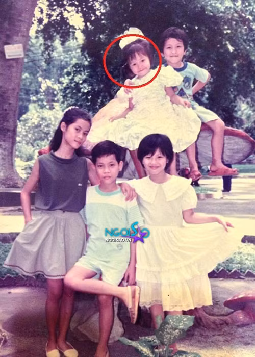 Nữ ca sĩ được bố mẹ cho ăn mặc điệu đà.