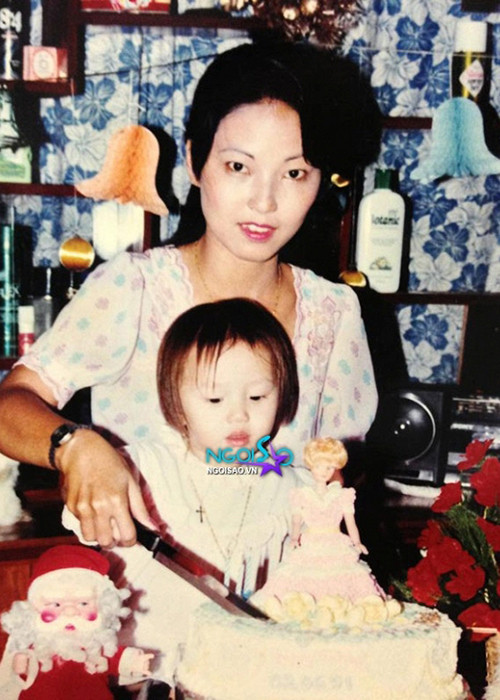 Bảo Thy vốn là một tiểu thư. Bố mẹ của cô kinh doanh bất động sản. Trong nhà, cô là con út nên được cưng chiều từ bé.