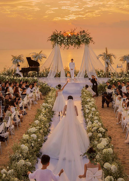 Ông Cao Thắng và Đông Nhi bao trọn địa điểm tổ chức lễ cưới, trong đó, bãi biển diễn ra khoảnh khắc trọng đại của cặp đôi có diện tích hơn 8.000 m2.