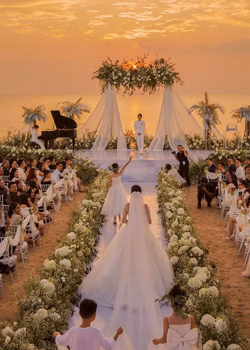 Ông Cao Thắng và Đông Nhi bao trọn địa điểm tổ chức lễ cưới, trong đó, bãi biển diễn ra khoảnh khắc trọng đại của cặp đôi có diện tích hơn 8.000 m2.