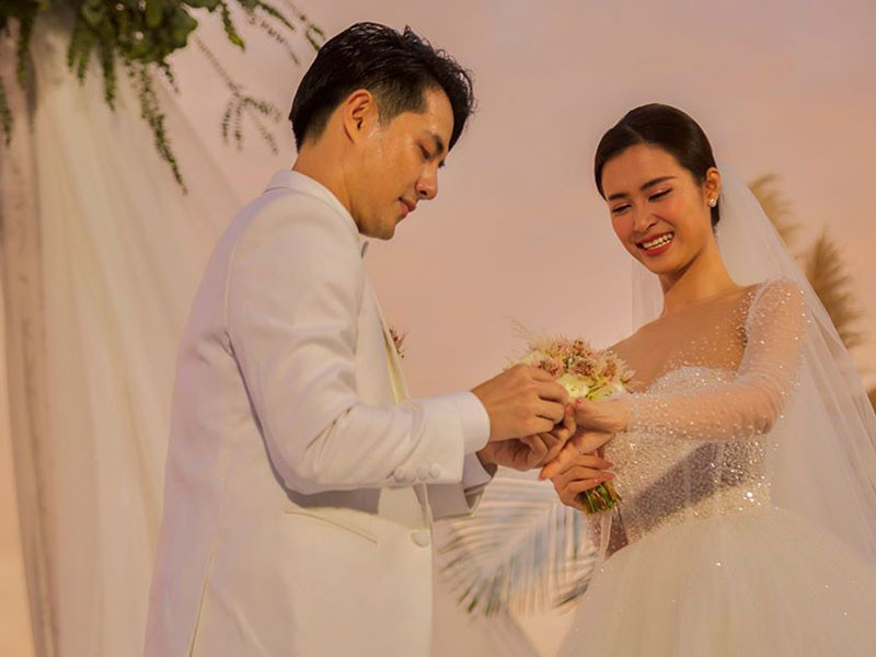 1000 là số nhân viên phục vụ trang trí cảnh quan, phòng nghỉ, vận chuyển thiết bị cho đám cưới của Đông Nhi và Ông Cao Thắng.