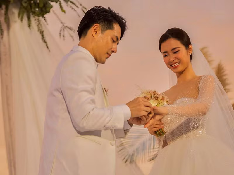 1000 là số nhân viên phục vụ trang trí cảnh quan, phòng nghỉ, vận chuyển thiết bị cho đám cưới của Đông Nhi và Ông Cao Thắng.