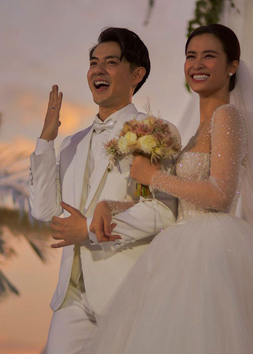 Khoảnh khắc Đông Nhi và Ông Cao Thắng trao lời thề nguyện và nhẫn cưới khiến đông đảo sao Việt xúc động.