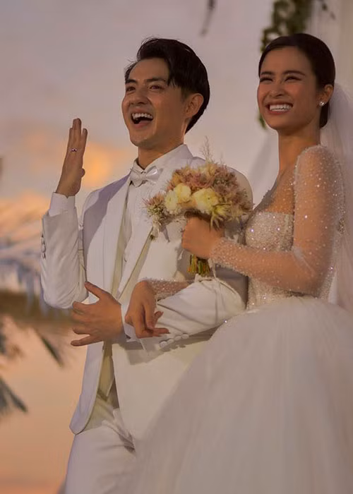 Khoảnh khắc Đông Nhi và Ông Cao Thắng trao lời thề nguyện và nhẫn cưới khiến đông đảo sao Việt xúc động.