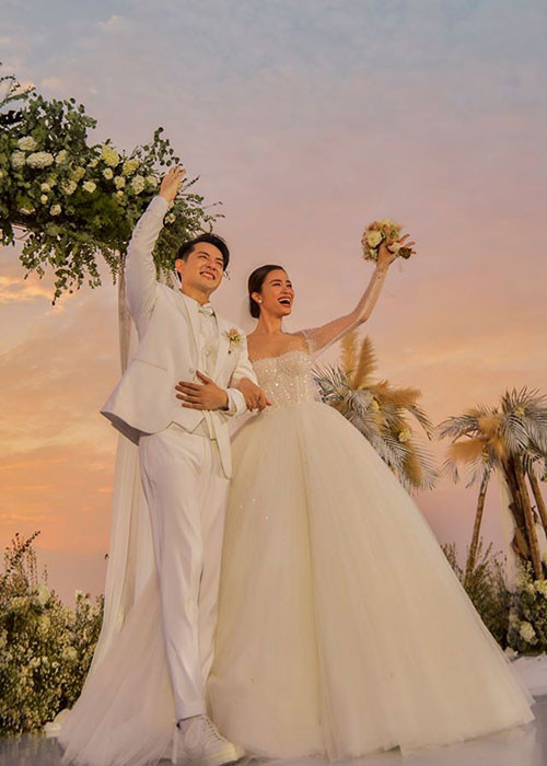 Đông Nhi được cho là mất 6 tháng để lựa chọn concept, hoa và ghế. Thậm chí, cô dâu thử ít nhất 10 loại hoa trước khi chọn hoa baby chịu nắng tốt nhất để trang trí cho đám cưới.