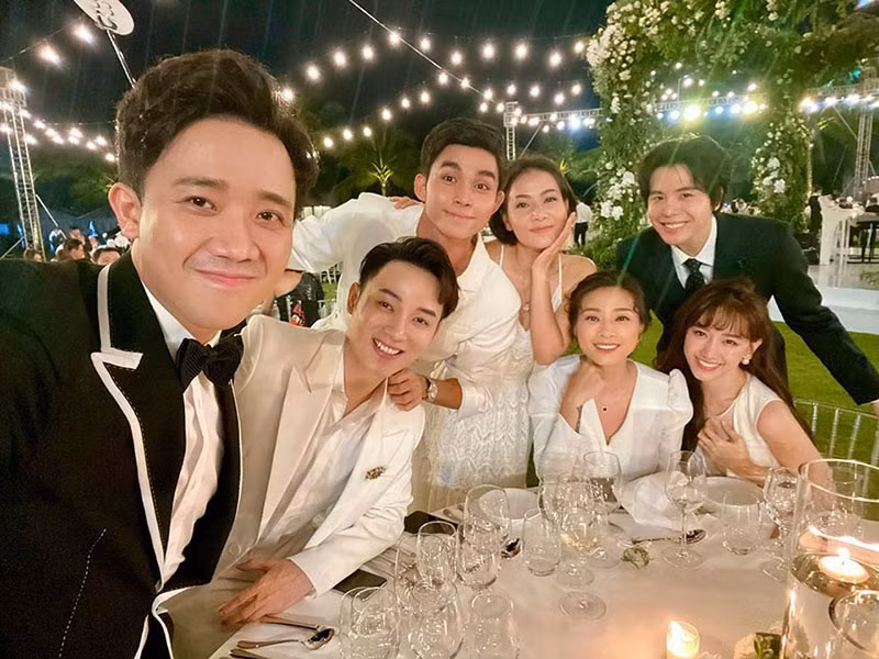 "Người ta hoài nghi có tình yêu 10 năm hay không đến Hari Won 9 năm còn gãy cơ mà", Trấn Thành chia sẻ.