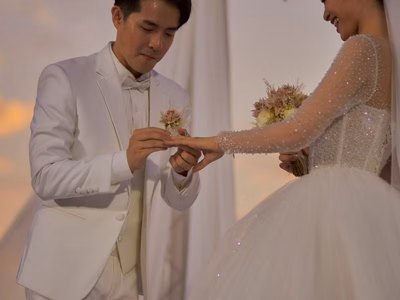 Ngoài ra, có 6 xe tải 10 tấn chuyên dụng chở thiết bị âm thanh ánh sáng, 2 tấn hoa nhập ngoại dùng để trang trí đám cưới.