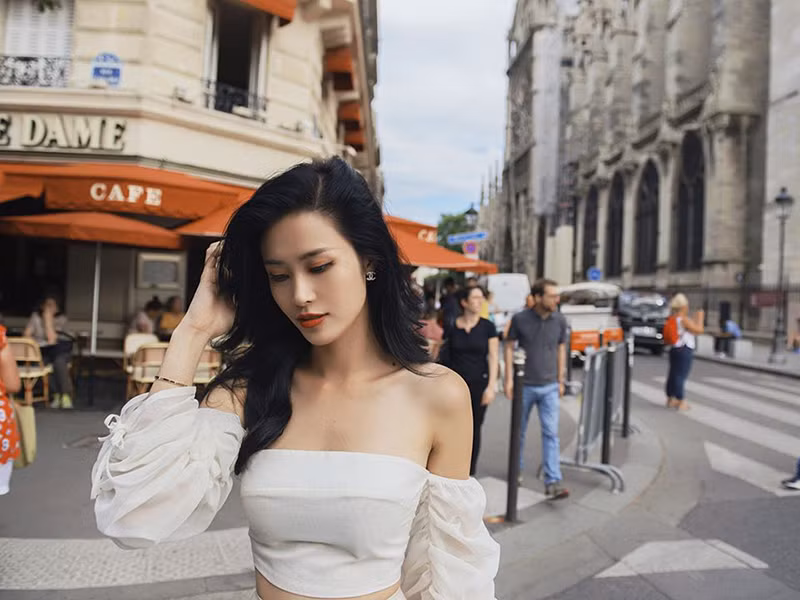 Không chỉ xinh đẹp, Đông Nhi còn tài năng. Hiện tại, cô là nữ ca sĩ có lượng fan đông nhất nhì Vbiz.