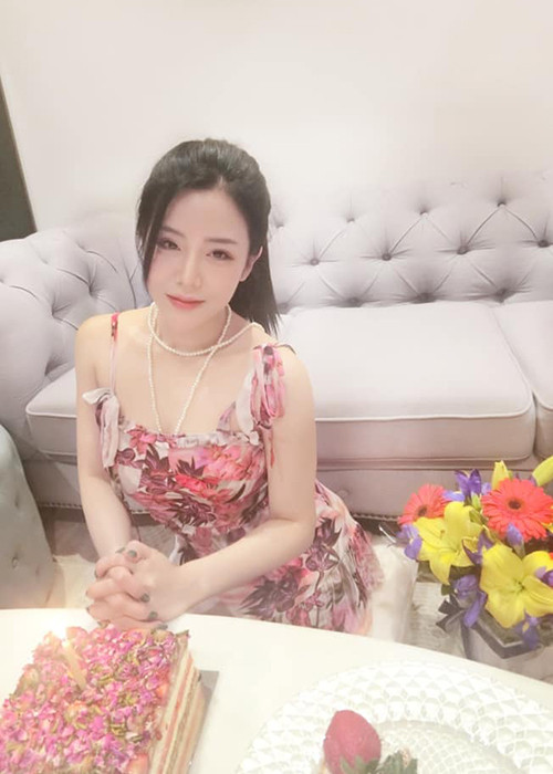 Ông Thoại Liên sinh năm 1989, kém Đông Nhi 1 tuổi.