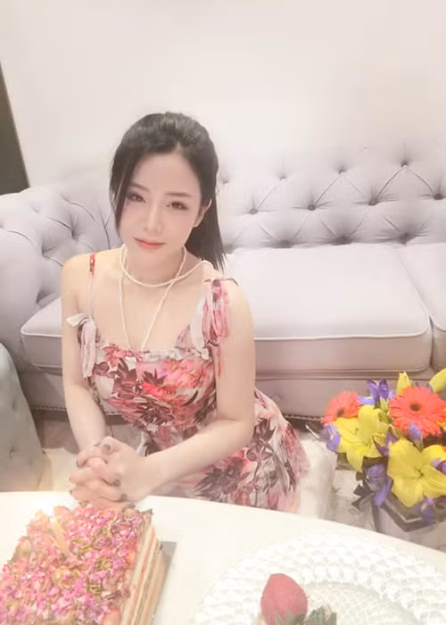 Ông Thoại Liên sinh năm 1989, kém Đông Nhi 1 tuổi.