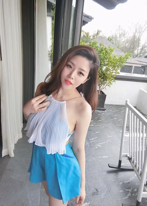 Thoại Liên được cư dân mạng chú ý nhờ mác em gái của Ông Cao Thắng. Cô được khen ngợi nhan sắc như hot girl.