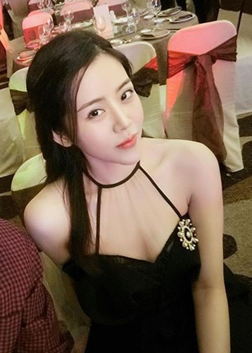 Thoại Liên sở hữu gương mặt khả ái, vóc dáng thon gọn, quyến rũ, làn da trắng mịn màng.