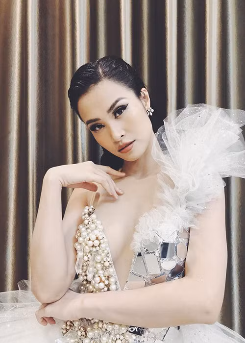 Từ kín đáo, Đông Nhi ngày càng gợi cảm.