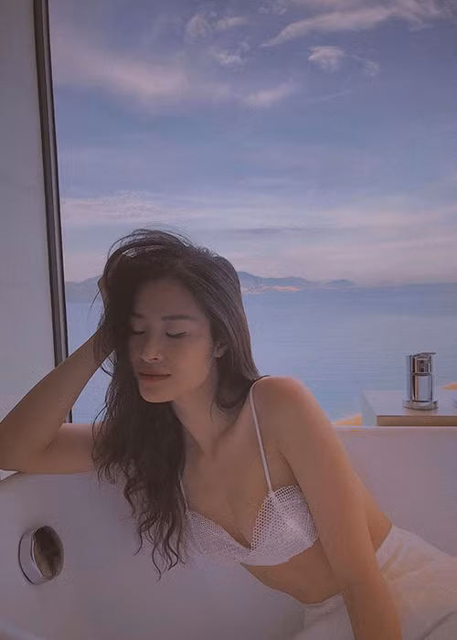 Đông Nhi có mối quan hệ rất tốt đẹp với Ông Thoại Liên. 10 năm bên Ông Cao Thắng cũng là khoảng thời gian nữ ca sĩ lột xác.