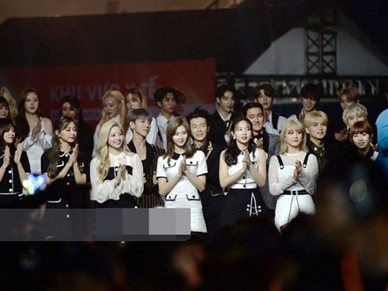 Theo Zing, nhiều người vẫn vô tư mang ghế vào tận trong thảm đỏ ngồi dù quy định của BTC không cho phép khán giả tham dự được mang ghế vào sân. Ảnh: Vietnamnet