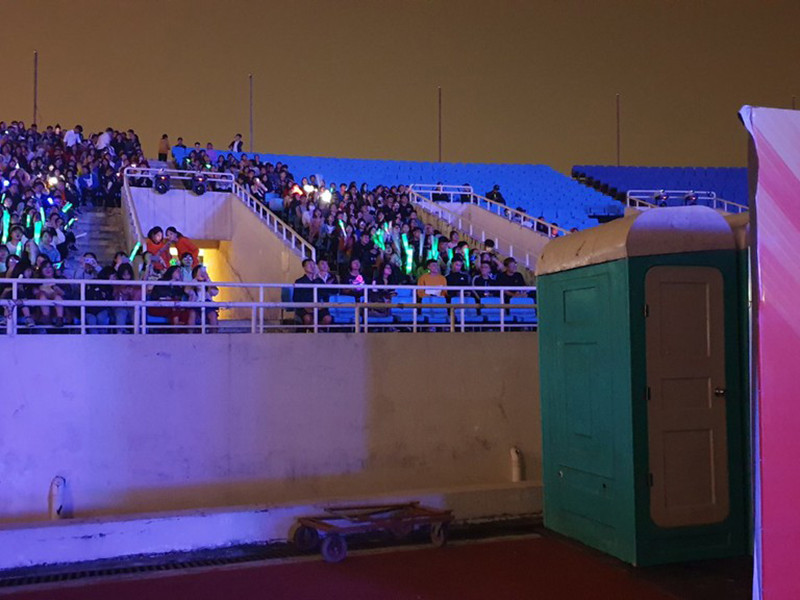 Cũng theo Zing, trên mạng xã hội, nhiều khán giả bức xúc vì khu vực ngồi của họ bị che bởi nhà vệ sinh công cộng. Ảnh: Zing