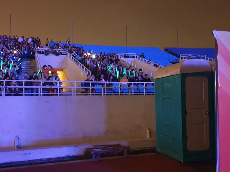 Cũng theo Zing, trên mạng xã hội, nhiều khán giả bức xúc vì khu vực ngồi của họ bị che bởi nhà vệ sinh công cộng. Ảnh: Zing