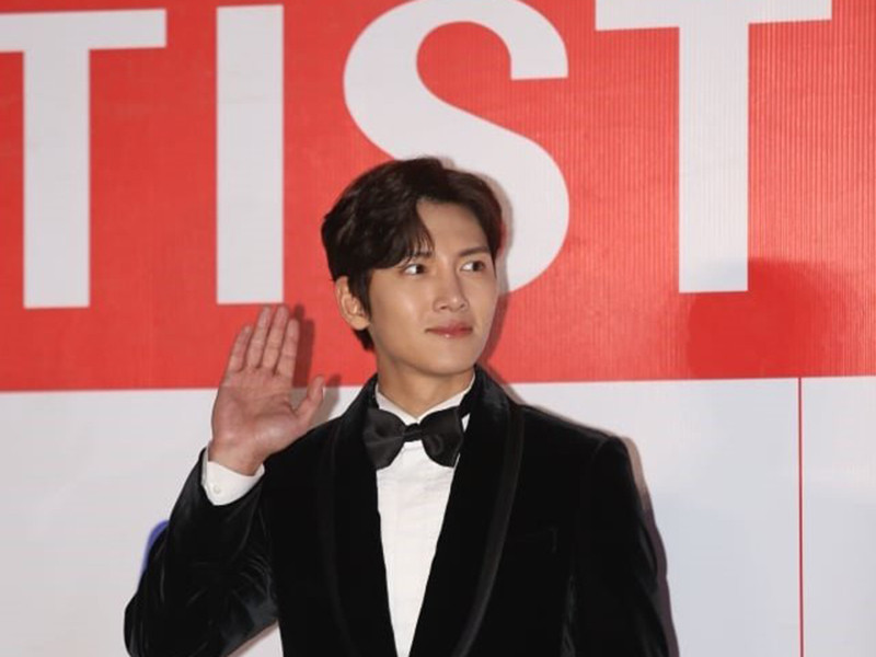 Lễ trao giải AAA 2019 tại Việt Nam còn bị chê trách vì MC thảm đỏ đọc tên nghệ sĩ với giọng điệu không cảm xúc, khá cộc lốc và như đánh vần. Ảnh: Saostar