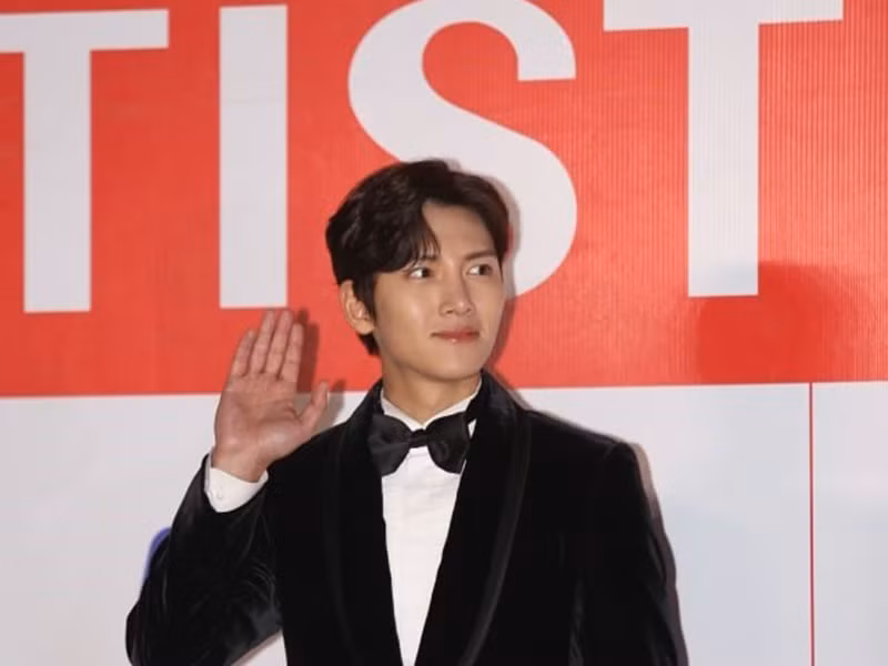 Lễ trao giải AAA 2019 tại Việt Nam còn bị chê trách vì MC thảm đỏ đọc tên nghệ sĩ với giọng điệu không cảm xúc, khá cộc lốc và như đánh vần. Ảnh: Saostar