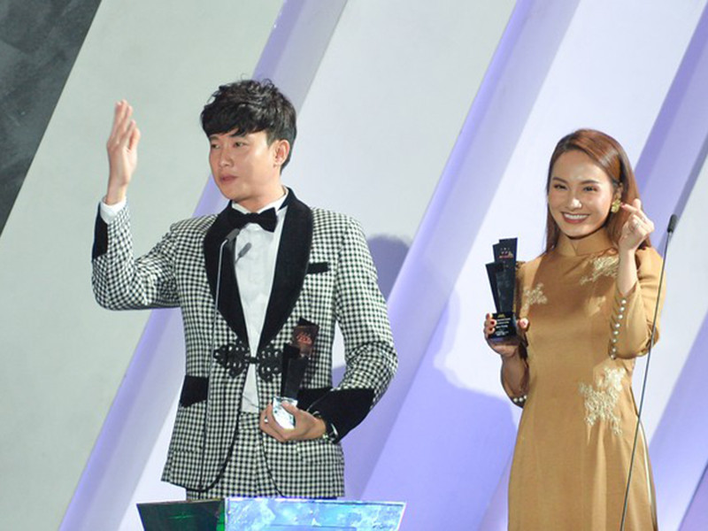 Ngoài ra, trong phần giao lưu, MC Hàn cũng chỉ phỏng vấn các nghệ sĩ Hàn, dường như ngó lơ nghệ sĩ Việt Nam. Ảnh: Zing