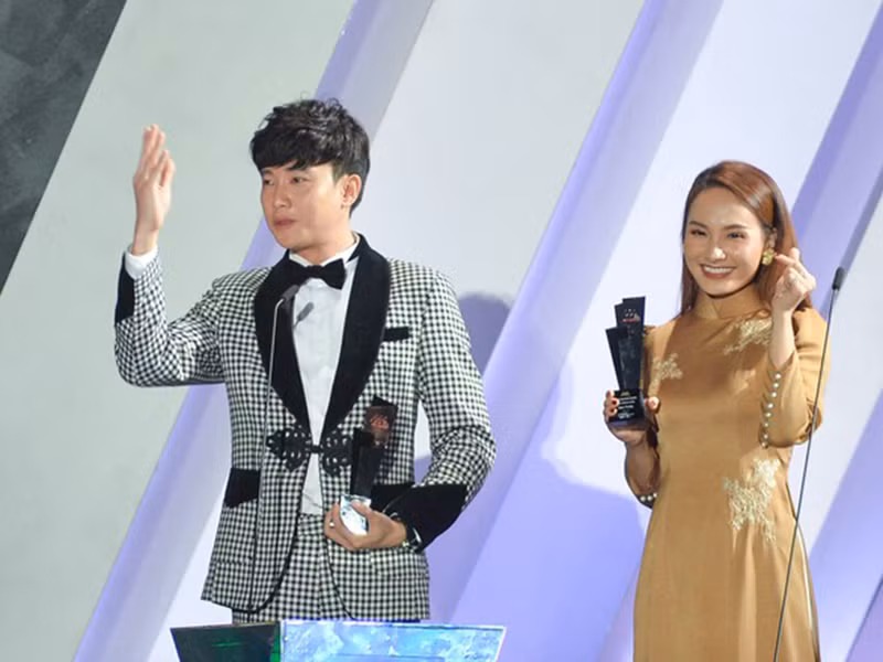 Ngoài ra, trong phần giao lưu, MC Hàn cũng chỉ phỏng vấn các nghệ sĩ Hàn, dường như ngó lơ nghệ sĩ Việt Nam. Ảnh: Zing