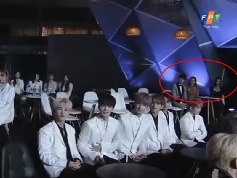 BTC còn bị tố phân biệt đối xử với nghệ sĩ Việt. Cụ thể, Quốc Trường, Bích Phương và Bảo Thanh bị xếp ngồi ở góc khuất trong khi khu vực giữa còn nhiều chỗ trống. Ảnh: Sở hữu trí tuệ