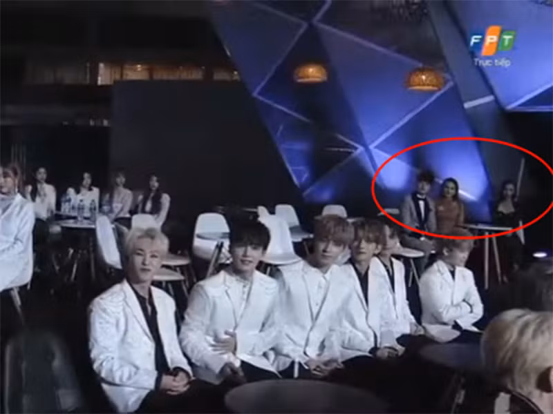 BTC còn bị tố phân biệt đối xử với nghệ sĩ Việt. Cụ thể, Quốc Trường, Bích Phương và Bảo Thanh bị xếp ngồi ở góc khuất trong khi khu vực giữa còn nhiều chỗ trống. Ảnh: Sở hữu trí tuệ