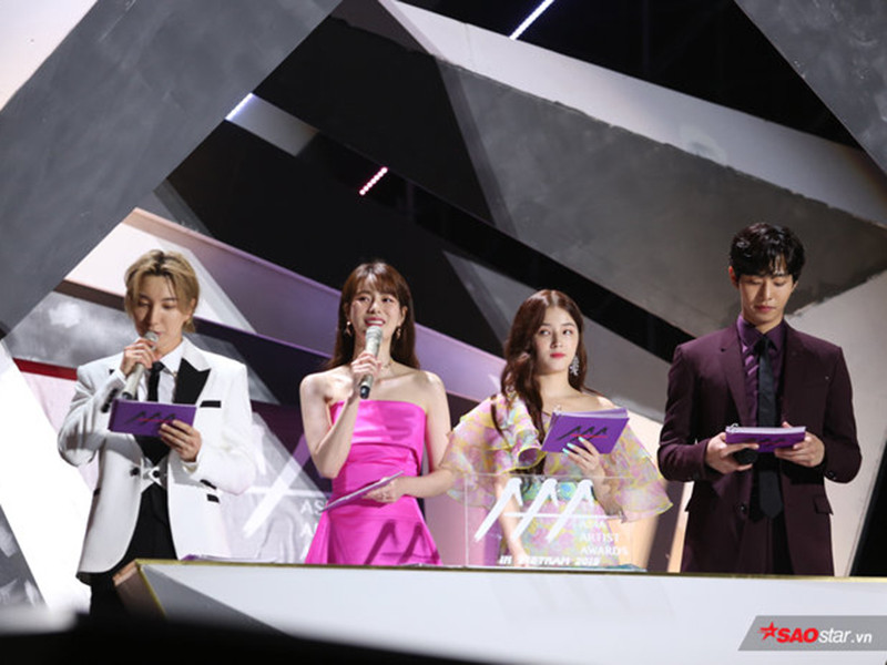 AAA 2019 còn hoàn toàn vắng bóng phiên dịch viên. Vì vậy, khán giả Việt không thể hiểu MC, nghệ sĩ Hàn nói gì. Ảnh: Saostar