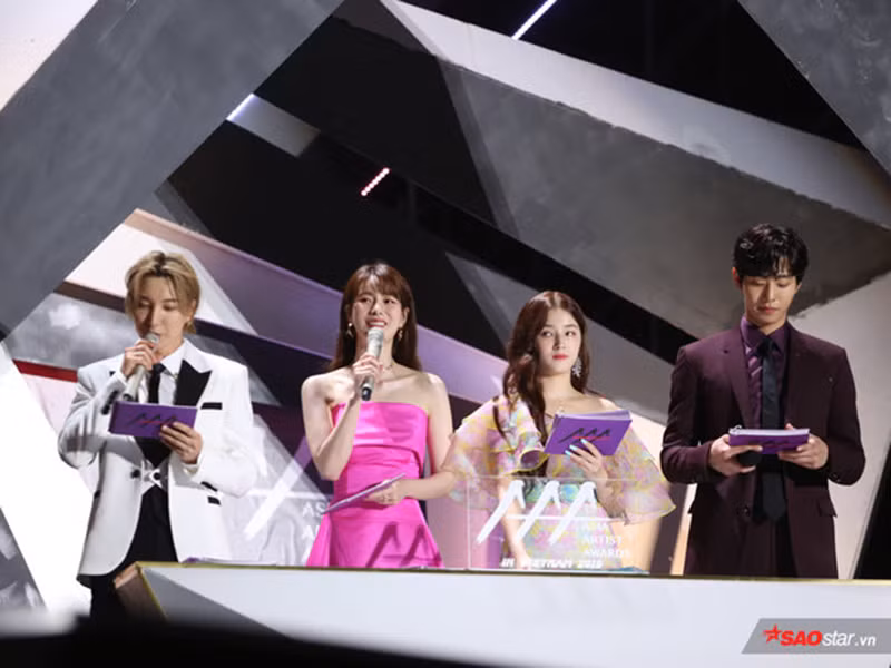 AAA 2019 còn hoàn toàn vắng bóng phiên dịch viên. Vì vậy, khán giả Việt không thể hiểu MC, nghệ sĩ Hàn nói gì. Ảnh: Saostar