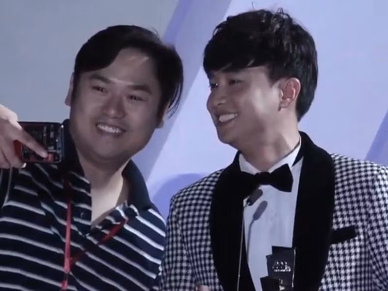 Sự cố gây sốc nhất của AAA 2019 là việc một khán giả chạy lên sân khấu, vô tư chụp ảnh cùng Quốc Trường khi anh đang phát biểu. Ảnh: Sở hữu trí tuệ