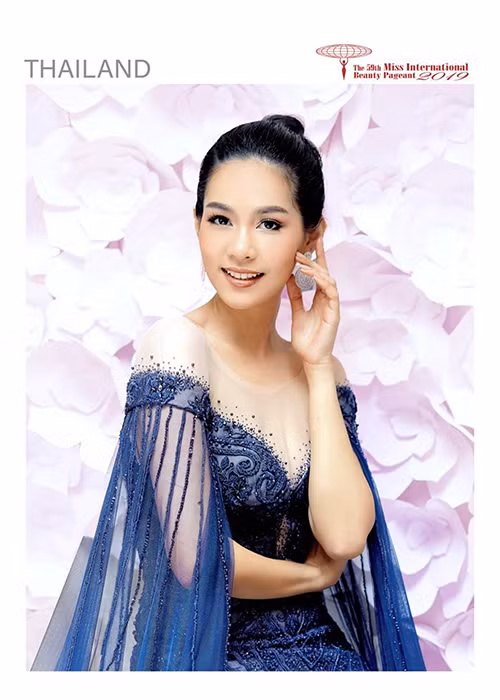 Sireethorn Leearamwat sở hữu nụ cười và mái tóc đẹp. Người hâm mộ hy vọng cô sẽ mang về cho Thái Lan vương miện Hoa hậu Quốc tế trong năm nay.