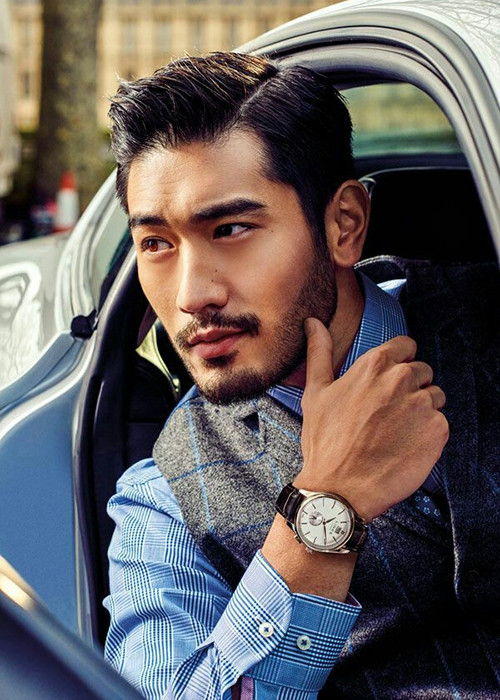 Năm 2011, Dĩ Tường trở thành người mẫu nam châu Á đầu tiên quảng cáo cho Louis Vuitton.