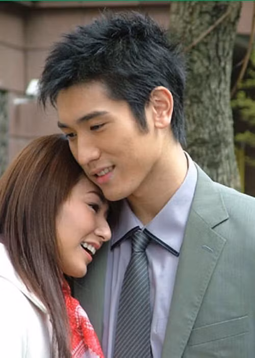 Cao Dĩ Tường bước chân vào làng giải trí vào năm 2004 với vai trò người mẫu, diễn viên.