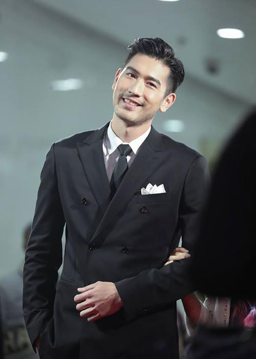 Với chiều cao 1m95, Dĩ Tường nhanh chóng nhận được sự chú ý khi bước vào làng mẫu.