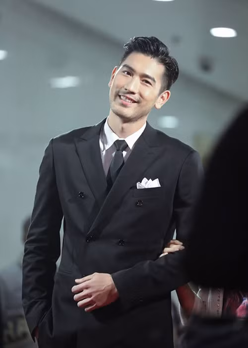 Với chiều cao 1m95, Dĩ Tường nhanh chóng nhận được sự chú ý khi bước vào làng mẫu.