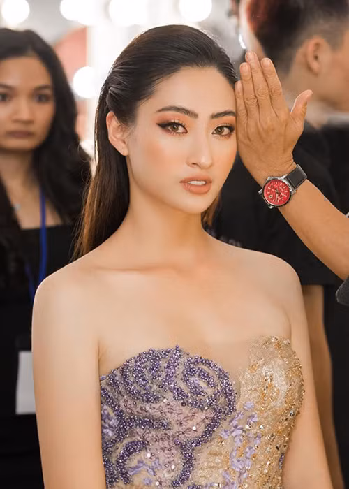 Thùy Linh tài năng, có tri thức, trái tim giàu lòng nhân ái, kĩ năng tiếng anh đáng nể và sự thông minh trong giao tiếp.