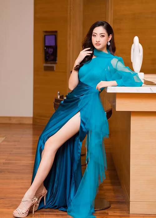 Giống như Hoàng Thùy, Lương Thùy Linh cũng được xem là đại diện Việt Nam có nhiều tiềm năng khi mang chuông đi đánh xứ người.