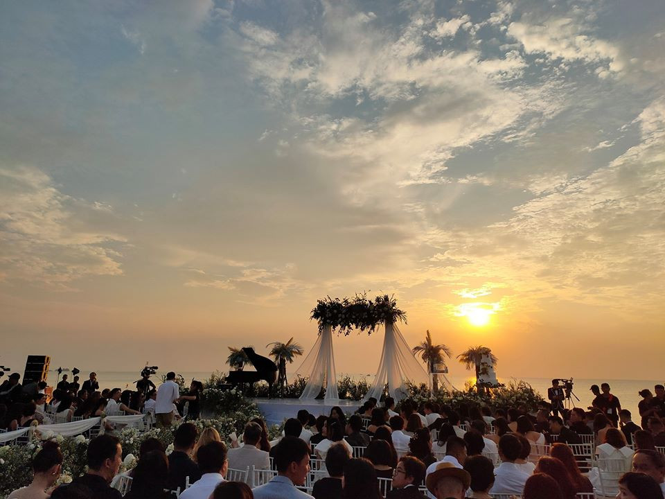 Đám cưới của Đông Nhi diễn ra trong ánh hoàng hôn.