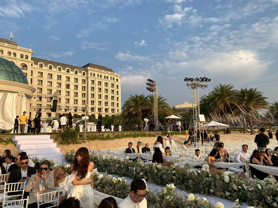 Các khách mời chuẩn bị chứng kiến khoảnh khắc Đông Nhi và Ông Cao Thắng trao lời thề nguyện.