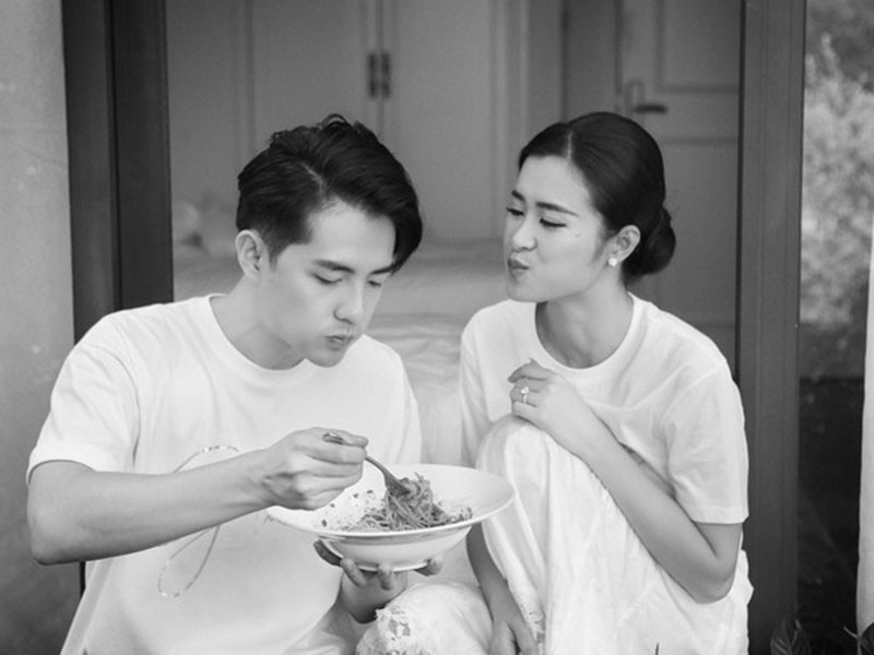 Trước giờ cử hành hôn lễ, vợ chồng Đông Nhi lộ khoảnh khắc giản dị ở hậu trường.