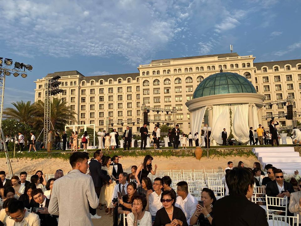 Đám cưới có sự góp mặt của 500 khách mời, trong đó có đến 200 nghệ sĩ. Trước giờ G, một số nghệ sĩ vì bận công việc nên cáo lỗi với cô dâu chú rể như Mỹ Tâm, Hồ Ngọc Hà, Bảo Anh, Thiều Bảo Trâm, Ốc Thanh Vân.