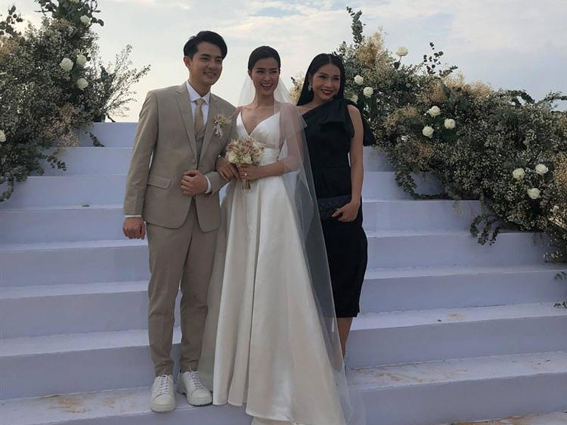 Đôi uyên ương dành một tiếng đồng hồ để chụp ảnh kỷ niệm cùng các khách mời.