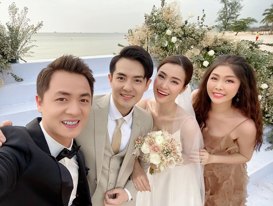 Đông Nhi đẹp rạng ngời bên các khách mời.